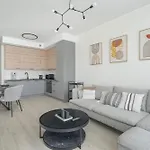 شقة Family In With 2 Parking Spaces, 3 Bedrooms And Balcony By Renters *