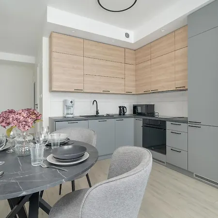 Family In With 2 Parking Spaces, 3 Bedrooms And Balcony By Renters Apartment