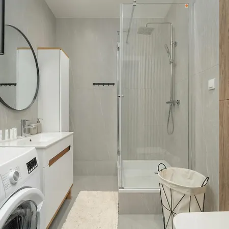 Family In With 2 Parking Spaces, 3 Bedrooms And Balcony By Renters * Poznan