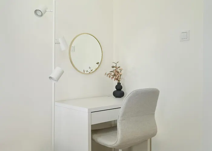 Family In With 2 Parking Spaces, 3 Bedrooms And Balcony By Renters