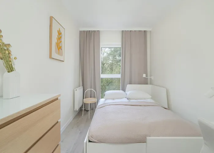 Family In With 2 Parking Spaces, 3 Bedrooms And Balcony By Renters *