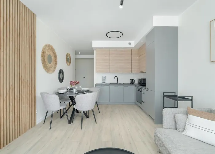 Family In With 2 Parking Spaces, 3 Bedrooms And Balcony By Renters Apartment *