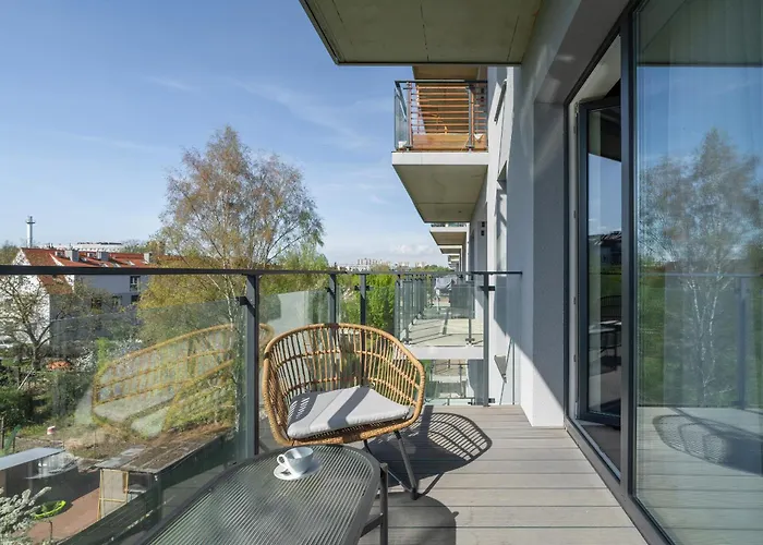 Family In With 2 Parking Spaces, 3 Bedrooms And Balcony By Renters *