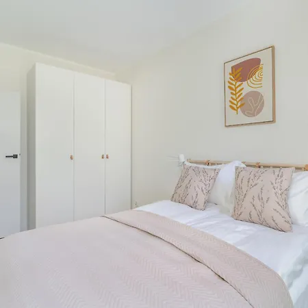 Family In With 2 Parking Spaces, 3 Bedrooms And Balcony By Renters Apartamento Poznan