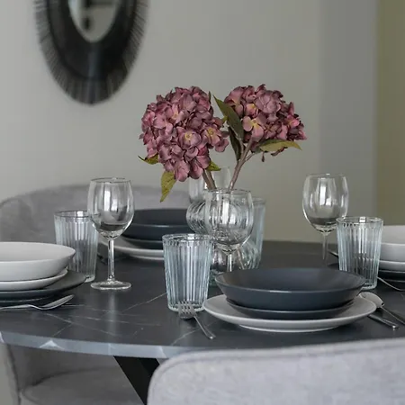 Family In With 2 Parking Spaces, 3 Bedrooms And Balcony By Renters *