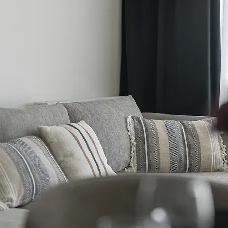 Family In With 2 Parking Spaces, 3 Bedrooms And Balcony By Renters Apartamento Poznan