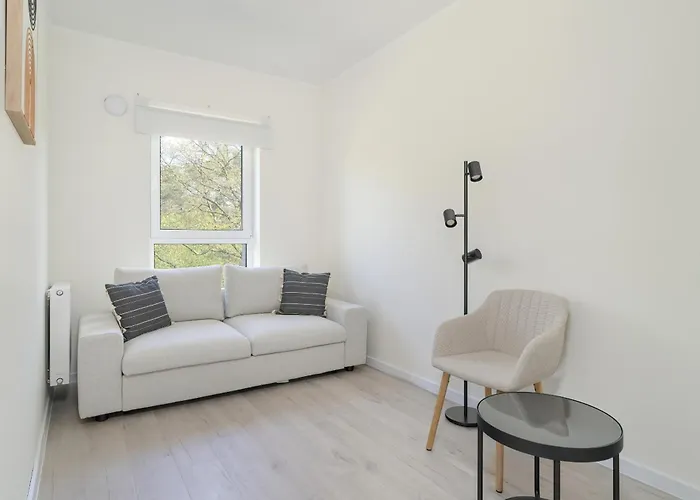 Apartment Family In With 2 Parking Spaces, 3 Bedrooms And Balcony By Renters