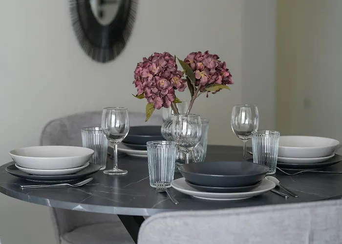 Family In With 2 Parking Spaces, 3 Bedrooms And Balcony By Renters *